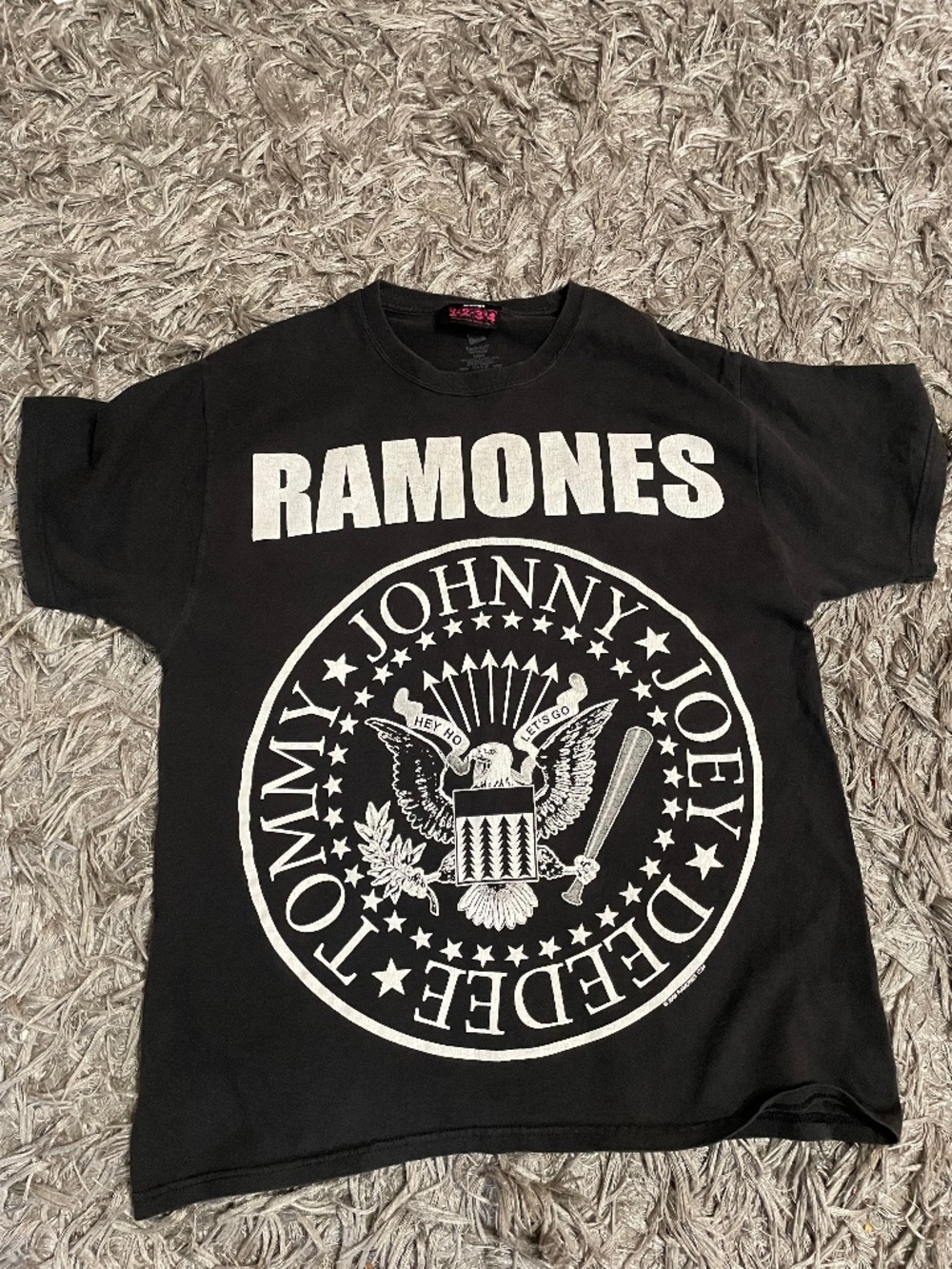 Ramones shirt 1234 men tag says large however fits like a medium
